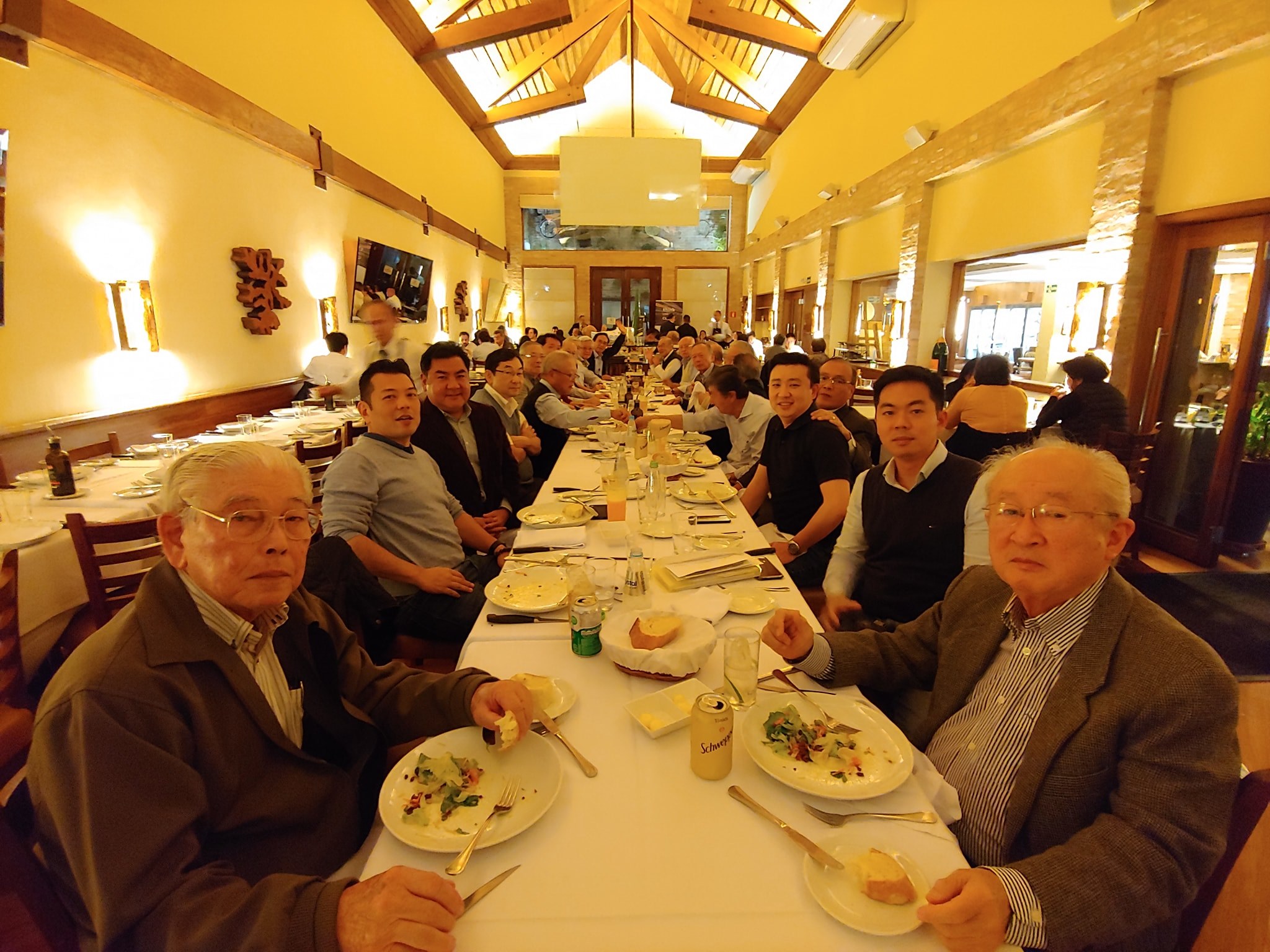 Mesa dos ex-bolsistas no restaurante durante jantar de junho de 2019.