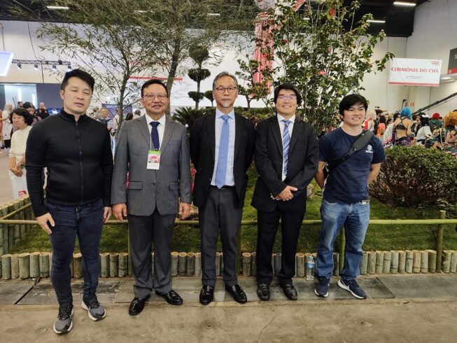 Vice presidente ABEGK - Paulo Kenzo, Diretor Encontro Nacional 2023 - Fábio Maeda, Cônsul Geral do Japão em São Paulo - Ryosuke Kuwana, Presidente - Rogério Kita e 2º Tesoureiro - Álvaro Yamamoto.