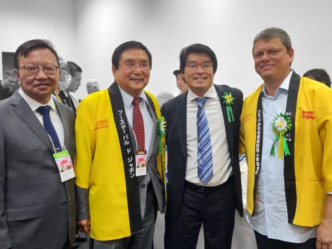 1ª foto: Presidente Rogério Kita com o Presidente do Kenren - Federação das Associações de Províncias do Japão no Brasil, Sr. Toshio Ichikawa e Governador do Estado de São Paulo, Tarcísio de Freitas.